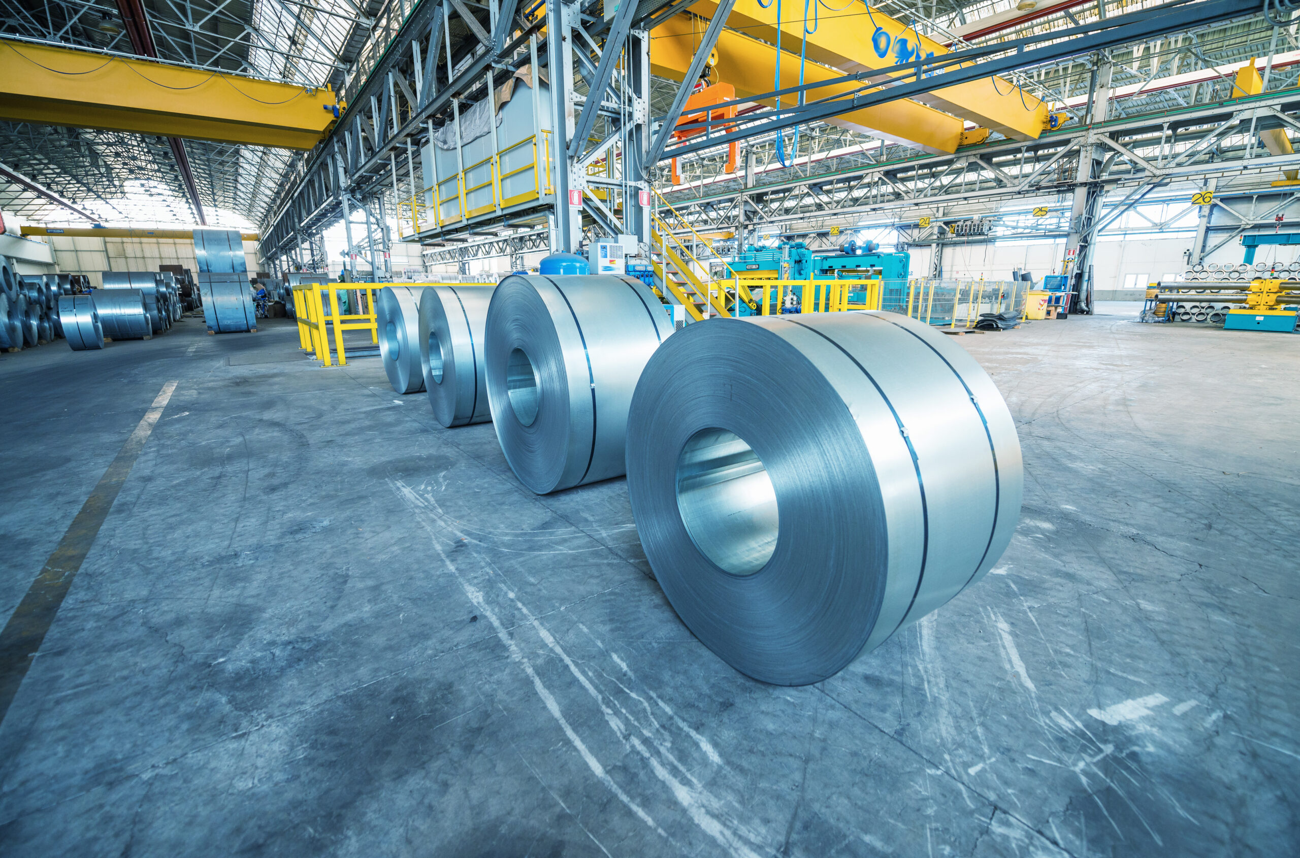 Prodotti siderurgici in un impianto industriale moderno.